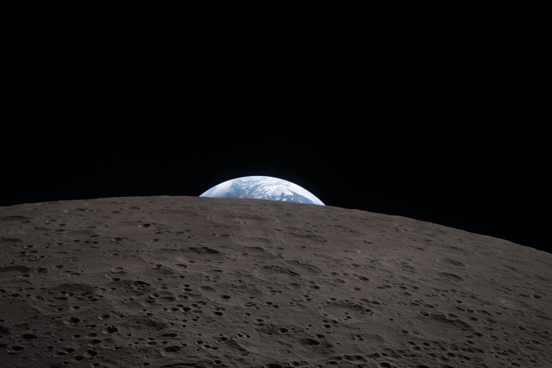 Earth setting behind the Moon’s far side, photographed by the Artemis II crew from Orion, deliberately echoing the Apollo 8 Earthrise photo of 1968.
